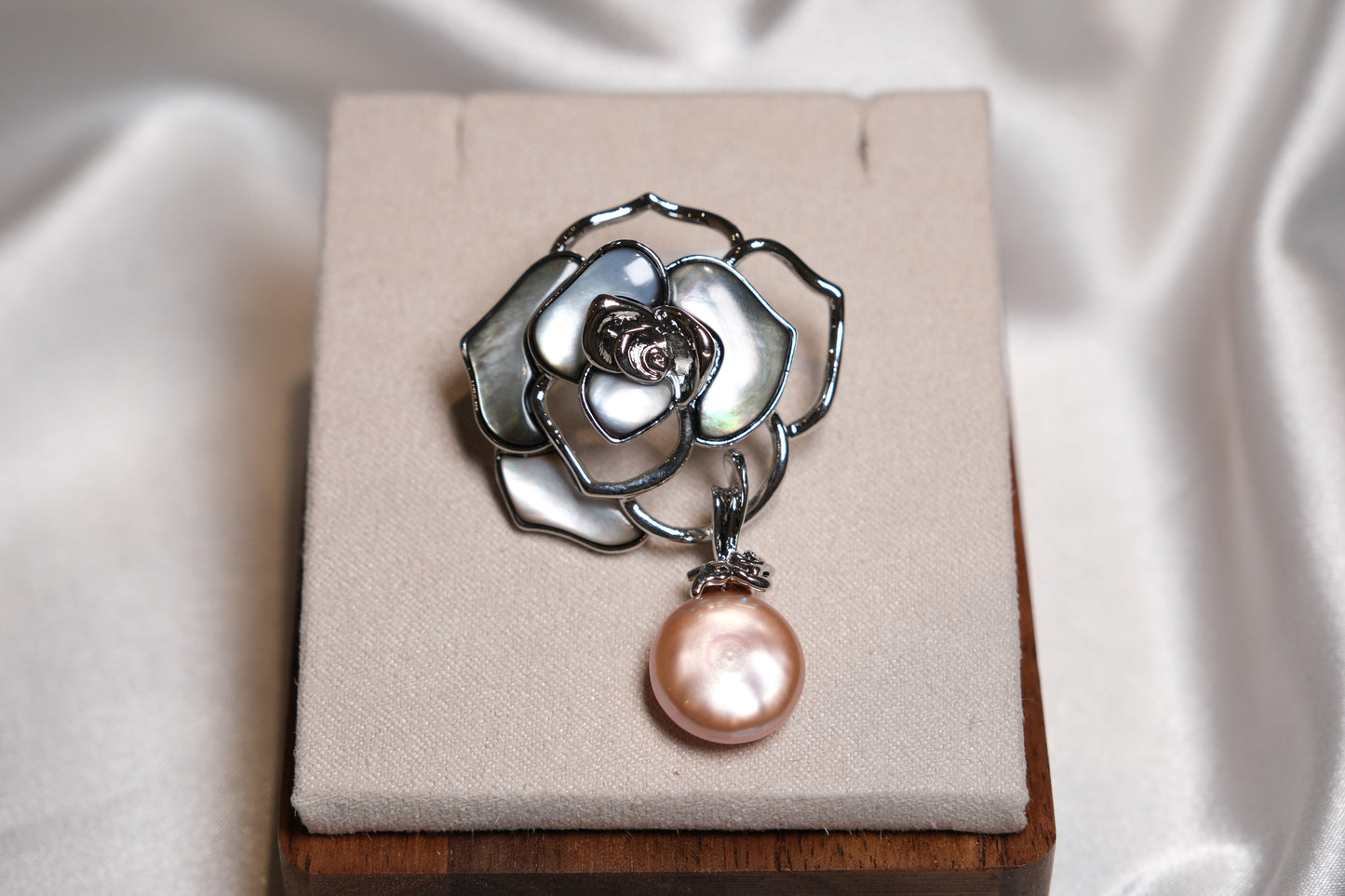 La Fleur Button Pearl Brooch Pin