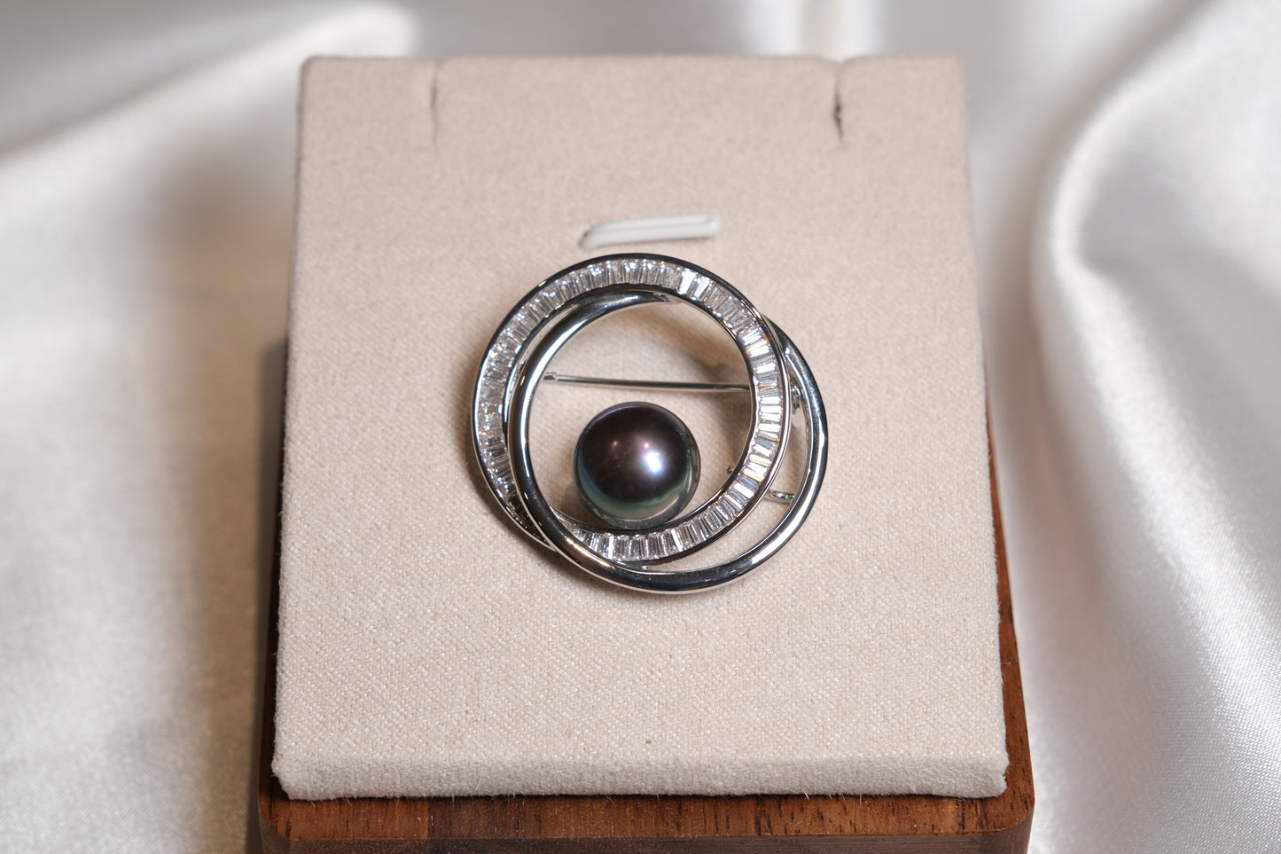 Duo Loop Pearl Brooch Pin