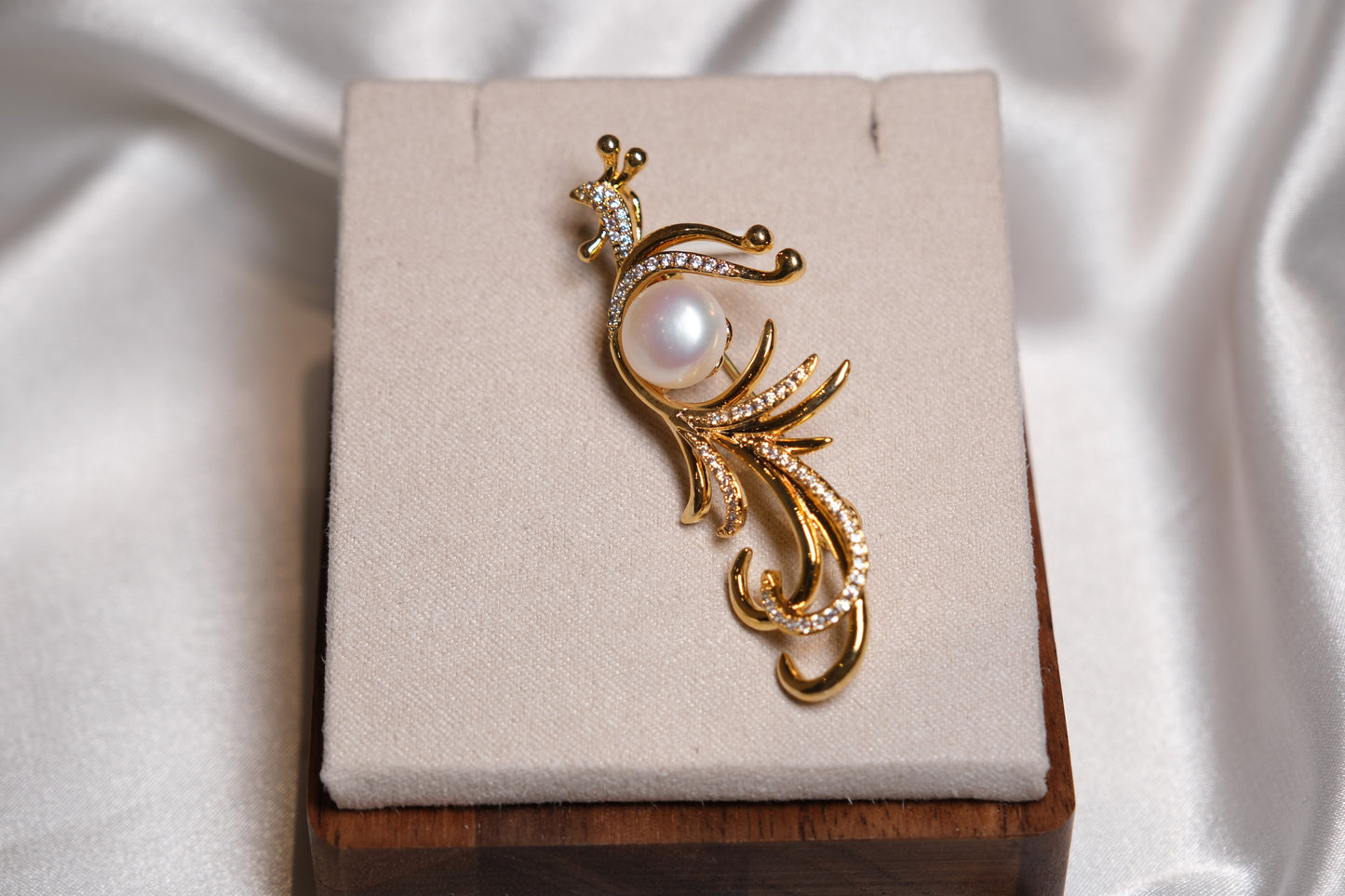 Anka Pearl Brooch Pin
