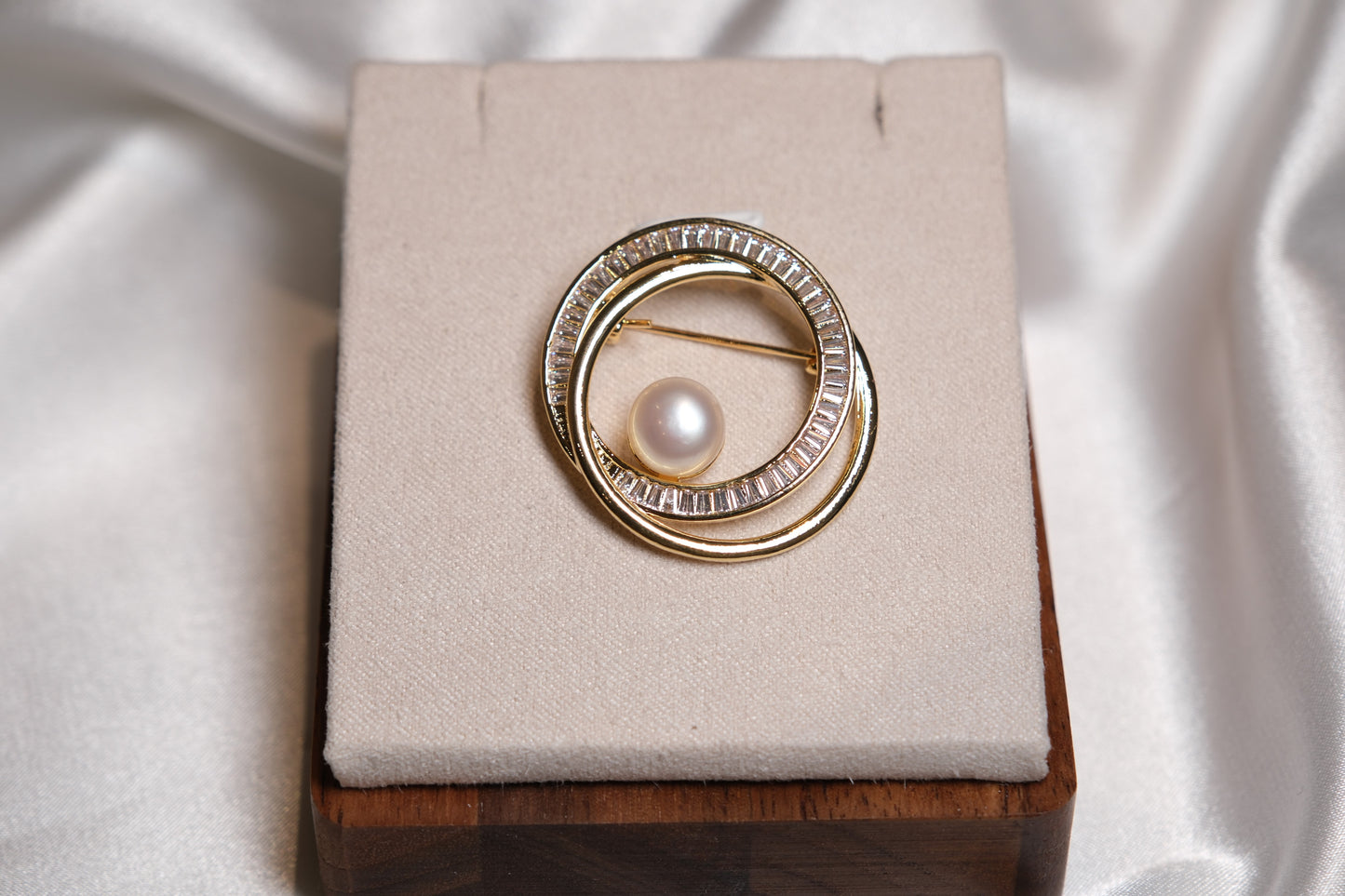 Duo Loop Pearl Brooch Pin