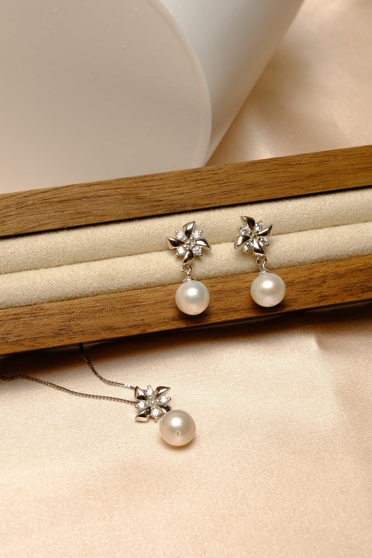 Zephyr Pearl Earrings