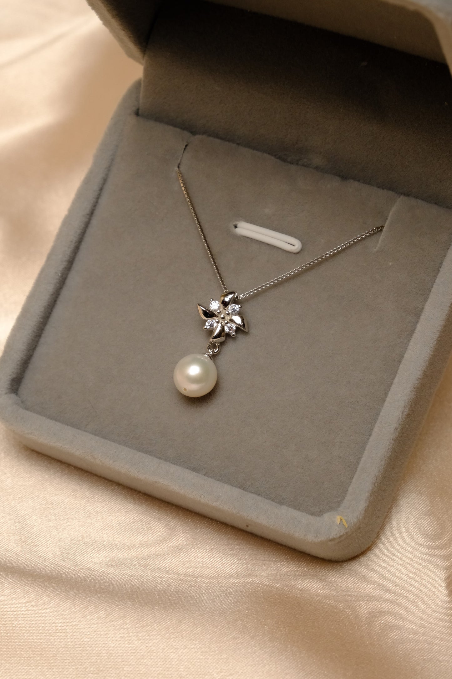Zephyr Pearl Necklace