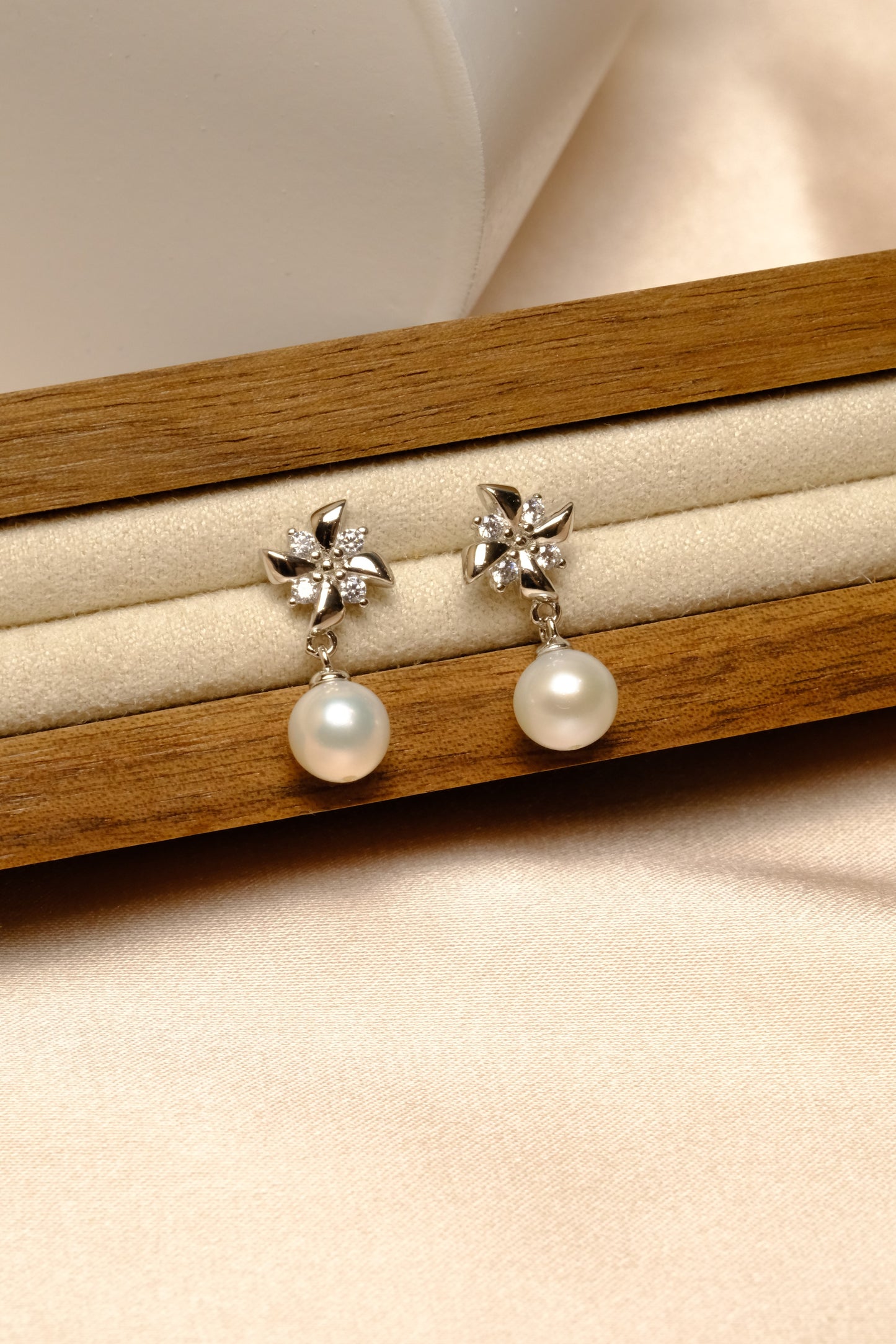 Zephyr Pearl Earrings